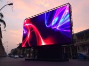 Уличный светодиодный экран: как выбрать, установить и заставить работать на вас